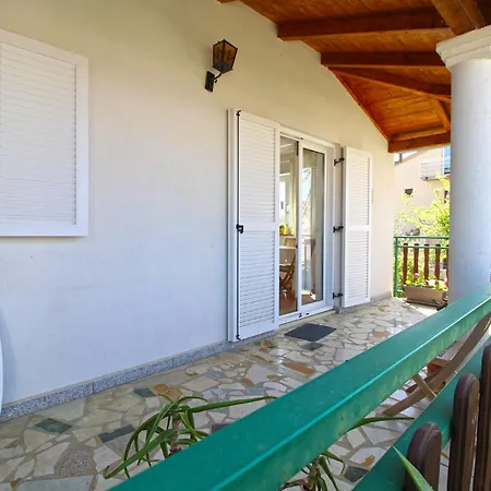 2378 아파트 풀라