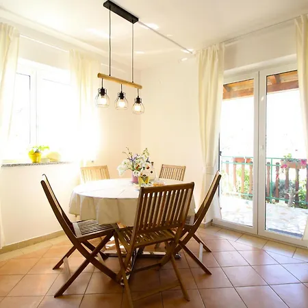 2378 아파트 풀라